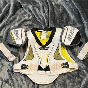 Bauer Supreme Junior hockey shoulder pads